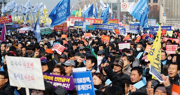 거리로 나선 의사들 10일 오후 서울 중구 덕수궁 대한문 앞에서 열린 '문재인 케어 반대 및 한의사 의료기기 사용 반대 전국 의사 총궐기대회'에서 참석자들이 구호를 외치고 있다. 2017.12.10