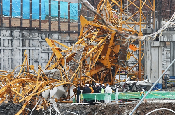  지난 10일 오후 경찰과 국과수 등이 전날 7명의 사상자를 낸 경기도 용인의 한 물류센터 신축공사장 타워크레인 사고 현장에서 합동 감식을 하고 있다.