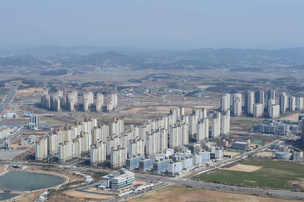 내포신도시 주민들이 학대피해 아동지원을 위한  일일찻집을 운영한다. 주민들은 최근 홍성지역에서 영아유기사건이 발생해 아동학대피해가 심각한 상황에서 학대피해아동들을 돕자는 데 뜻을 같이해 일일찻집을 준비하게 됐다.