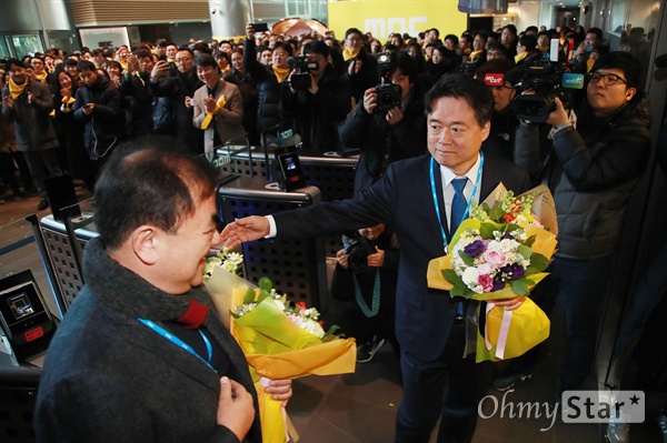 지난 2012년 MBC 파업을 이끌었다는 이유로 해고됐다 복직한 최승호 신임 사장, 강지웅 PD가 11일 오전 서울 마포구 MBC 사옥에서 구성원들의 축하를 받으며 첫 출근하고 있다.