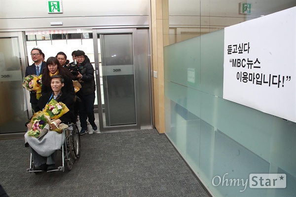 지난 2012년 MBC 파업을 이끌었다는 이유로 해고됐다 복직한 이용마, 박성제, 박성호 기자가 2017년 12월 11일 오전 서울 마포구 MBC 사옥에서 열린 환영식에 참석한 뒤 구성원들의 안내를 받으며 보도국으로 들어서고 있는 모습.
