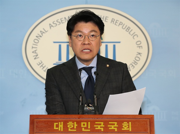 자유한국당 장제원 수석대변인이 11일 오전 서울 여의도 국회 본청 정론관에서 현안 관련 브리핑을 하고 있다. 