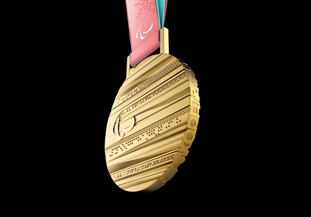  평창 패럴림픽 금메달 디자인. 측면에 '평창 패럴림픽 이공일팔'의 자음 초성인 'ㅍㅊㅍㄹㄹㅍㅇㄱㅇㅍ'이 새겨져 있다.