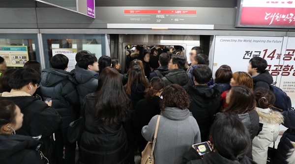 지난 달 30일 오전 지하철 9호선 고속터미널역에서 출근길 시민들이 열차를 기다리고 있다.
