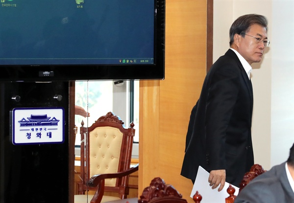 문재인 대통령이 11일 오후 청와대 여민관에서 열린 수석보좌관회의를 주재하기 위해 입장하고 있다. 