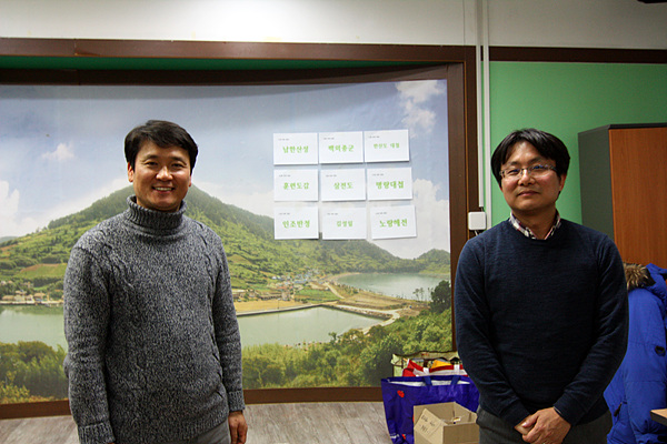 독서 토론 골든벨을 진행한 김정현(왼쪽) 교사와 이승조 교사 모습