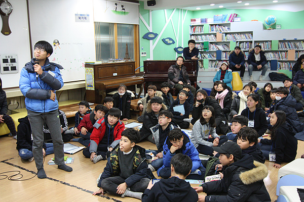 여안초등학교 도서실에서 열린 토론 현장 모습