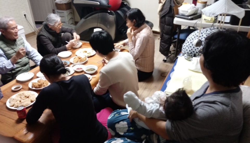이웃 동네에 사시는 손자의 외증조부모 등이 손자가 서울로 돌아가기 전 우리 집에 모여 조촐한 환송 저녁식사 모임을 가졌다. 