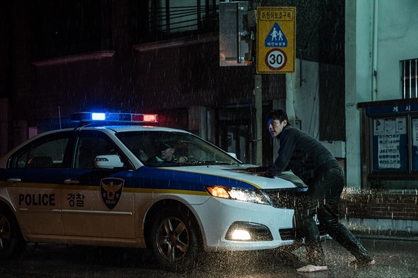 기억의 밤 스틸컷 경찰서에서 비밀이 드러나는 순간 영화는 분위기가 다소 바뀐다.