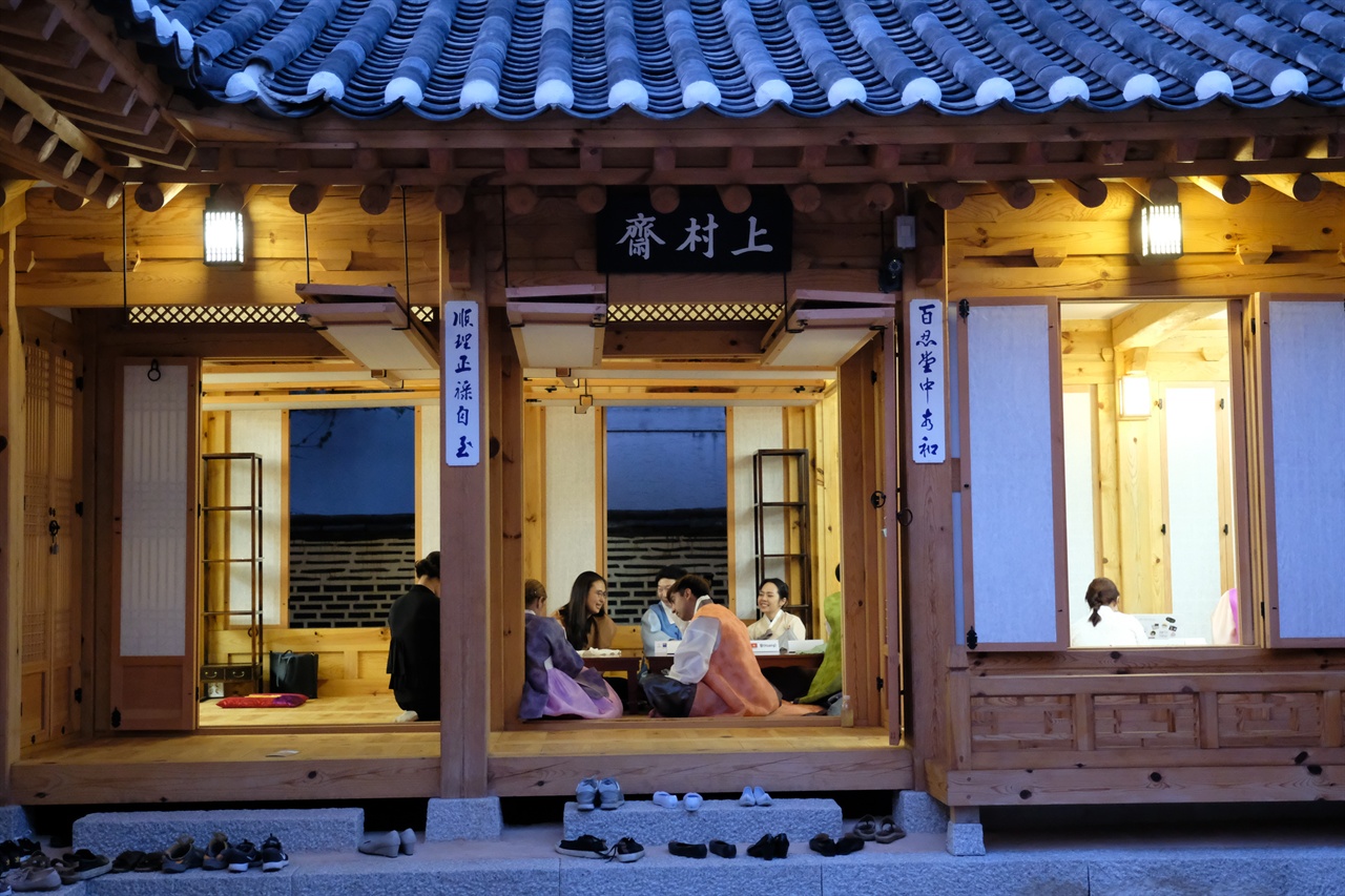 연잎찻상보의 의미와 한국전통문화에 대한 담소를 나누는 모습