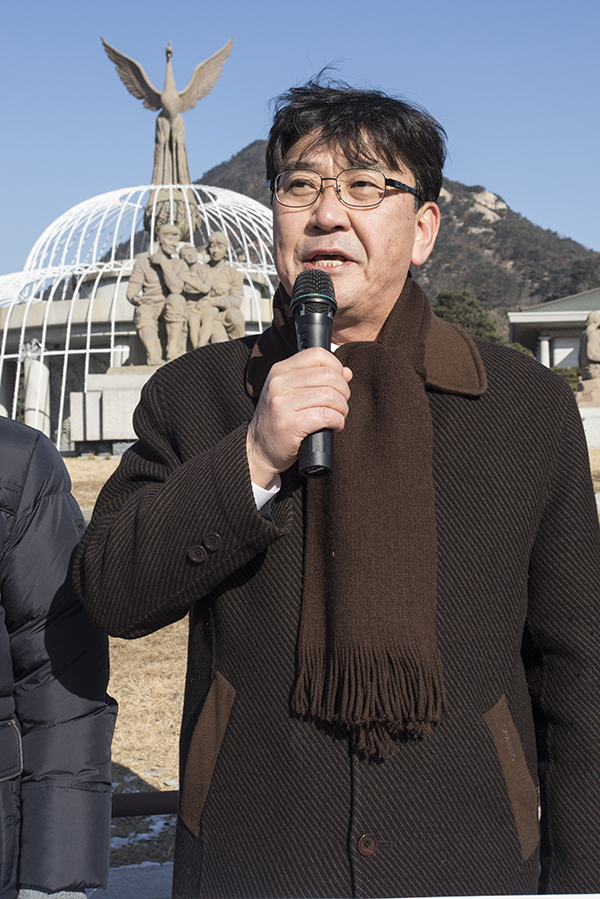  목정평과 NCCK 인권센터가 12일 오전 청와대 앞 분수대에서 기자회견을 갖고 양심수들의 조속한 석방을 촉구한 가운데, 박철 목정평 상임의장이 발언하고 있다.  