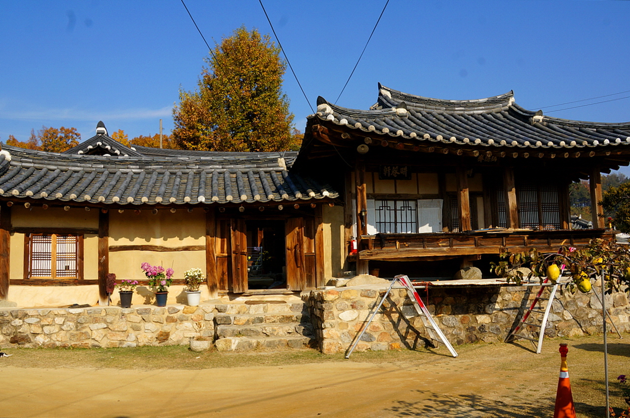 경암헌고택 1600년대에 지어진 집이다. 사랑채 가운데 두 개의 기둥을 좁게 하여 ‘누은재’ 편액을 단 것이 독특하다.