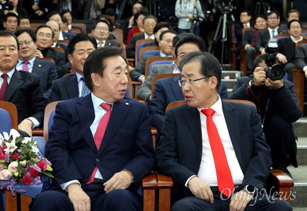 홍준표 자유한국당 대표와 신임 원내대표로 선출된 김성태 의원이 지난 12일 오후 서울 여의도 국회에서 열린 2017년 원내대표 및 정책위의장 선출을 위한 의원총회에서 대화를 나누고 있다.