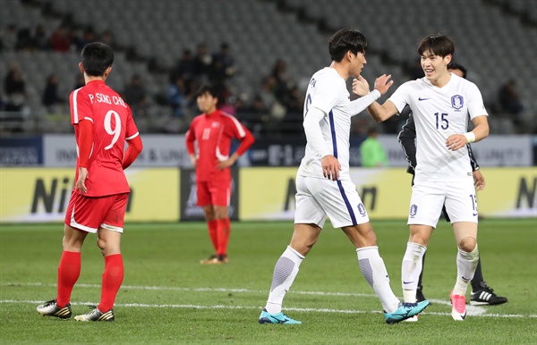 자책골 이끌어낸 진성욱 12일 오후 일본 도쿄 아지노모토 스타디움에서 열린 '2017 동아시아축구연맹(EAFF) E-1 챔피언십' 남자부 2차전 한국 대 북한 경기. 한국 진성욱이 리영철과의 경합 상황에서 자책골을 이끌어낸 뒤 이창민과 손바닥을 부딪치고 있다. 