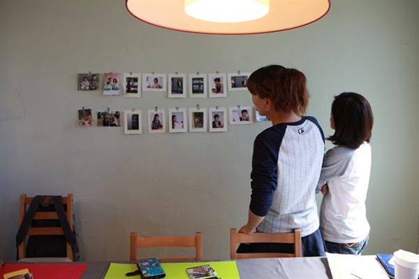 삐삐앤루팡 워크숍에서 참가자들이 사진을 함께 보고 있다.