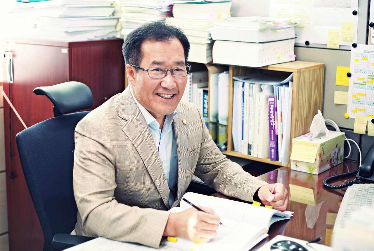 임재관 서산시의원은 서산시가 시정책에 반대한다는 이유로 주민들에 의해 선출된 무장4리 박건우 마을이장 임명권을 거부하고 있는 사태는 법적 근거가 없는 "오만한 행정권 남용"이며 "행정소송감 대상"이라고 지적했다. 
