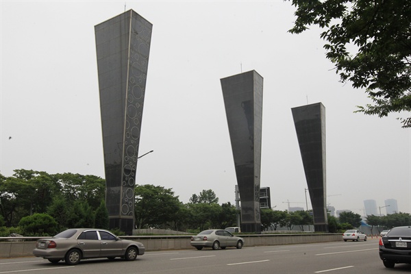 인천경제자유구역청이 16억원을 들여 지난 2008년 송도국제도시 진입로에 설치한 송도, 청라, 영종지구 상징 대형 조형물. 