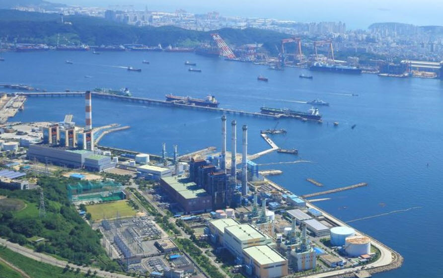 울산 남구 신항에서 바라본 울산화력발전소 전경. 울산화력을 운영하는 한국동서발전이 2019년까지 1521억 원을 투자해 점진적으로 저황유 연료로 교체하겠다고 밝혔다.