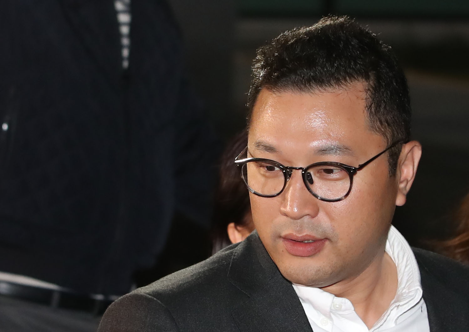 지난해 10월 19일 KBS 시사프로그램 '추적60분'이 자신의 명예를 훼손했다며 고소한 이명박 전 대통령 아들 시형씨가 서울동부지검에서 고소인 신분으로 조사를 받은 뒤 청사를 나서고 있다.