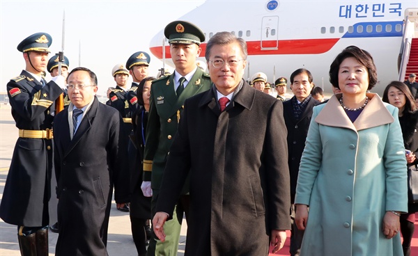 중국을 국빈방문하는 문재인 대통령과 부인 김정숙 여사가 13일 오전 베이징 수도공항에 도착하고 있다.