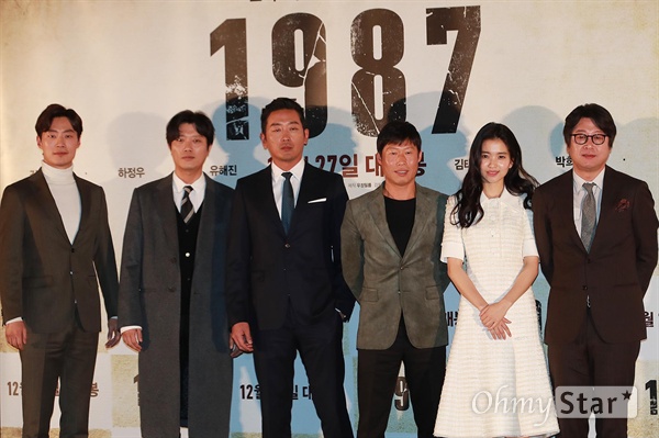 영화 '1987' 주역들 13일 오후 서울 용산구 CGV 용산아이파크몰에서 열린 영화 <1987> 언론시사회에서 배우 이희준, 박희순, 하정우, 장준환 감독, 유해진, 김태리, 김윤석이 취재진을 향해 포즈를 취하고 있다.