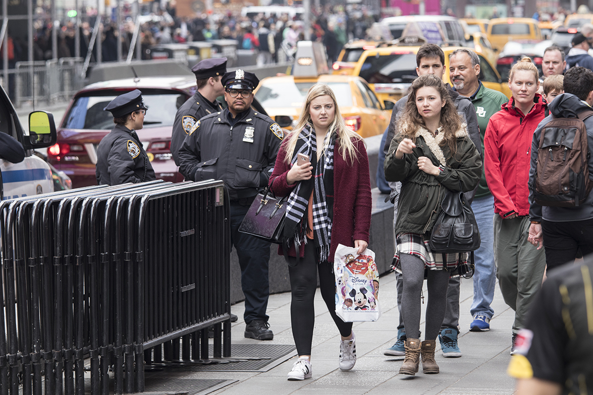 미국 뉴욕 거리 곳곳엔 경찰이 삼엄한 경계를 펼친다. 사진은 타임스퀘어에 배치된 뉴욕 경찰들
