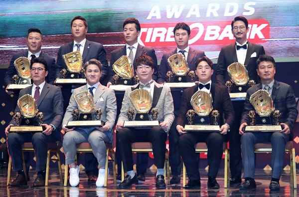  13일 오후 서울 강남구 코엑스에서 열린 2017 골든글러브 시상식에서 수상자들이 기념촬영하고 있다.