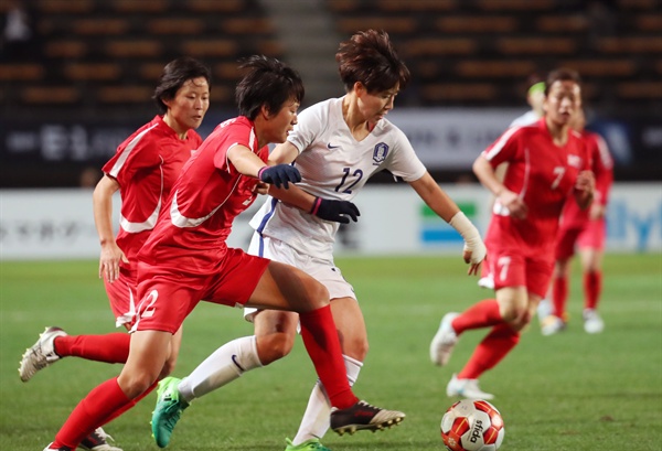 이 공은 내 거야! 지난 11일 오후 일본 지바현 소가 스포츠파크에서 열린 '2017 동아시아축구연맹(EAFF) E-1 챔피언십' 여자부 2차전 한국 대 북한 경기에서 유영아가 북한 리은영과 볼 경합을 하고 있다. 