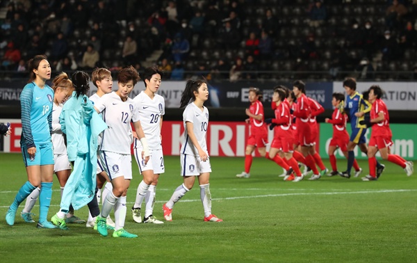 '아쉬운 패배' 11일 오후 일본 지바현 소가 스포츠파크에서 열린 '2017 동아시아축구연맹(EAFF) E-1 챔피언십' 여자부 2차전 한국 대 북한 경기. 1 대 0으로 패한 한국 선수들이 아쉬운 표정으로 경기장을 나가고 있다.