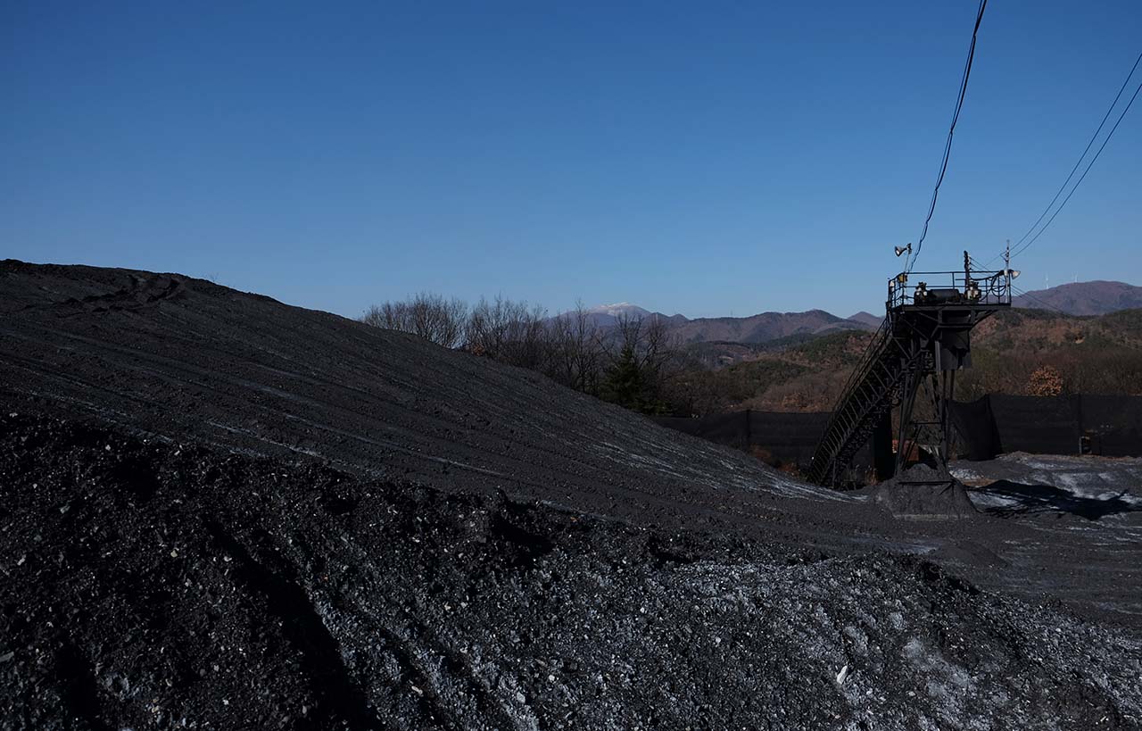 화순탄광에서 채굴한 석탄이 작은 동산처럼 쌓여 있다.