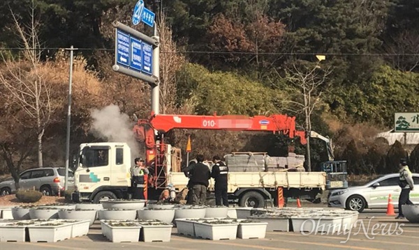 14일 오전 창원시 성산구청 앞 도로에서 카고크레인 차량에서 화재가 발생했다.