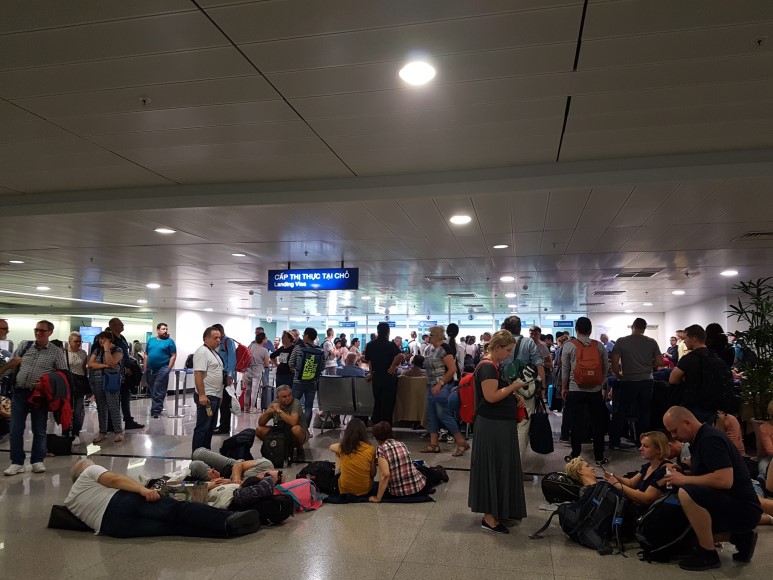 장기 체류 비자를 받으려는 사람들로 장사진을 이룬 호치민 공항 비자 발급소.