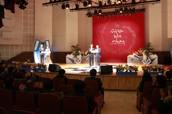 지난 11월 30일 개최된 제19회 서울국제청소년영화제 개막식에서 김종현 집행위원장과 박병선 대회장이 개막을 선언하고 있다.