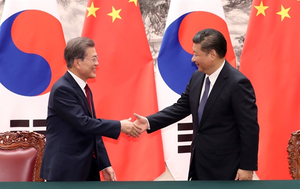 문재인 대통령과 시진핑 중국 국가주석이 14일 오후 베이징 인민대회당 서대청에서 열린 MOU 서명식을 마치고 악수하고 있다.