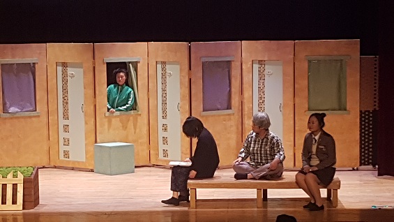 단원고 희생학생들의 어머니로 구성된 4.16 가족극단 노란리본이 14일 홍성문화연대에서 공연을 하고 있다. 