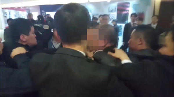  14일 오전 문재인 대통령 국빈방문 행사를 취재하던 한국의 한 사진기자가 베이징 국가회의 중심 B홀에서 중국 측 경호 관계자에게 일방적으로 폭행 당하고 있다. '한·중 경제·무역 파트너십 개막식 '에서 스타트업관 이동 중에 폭행당했다.