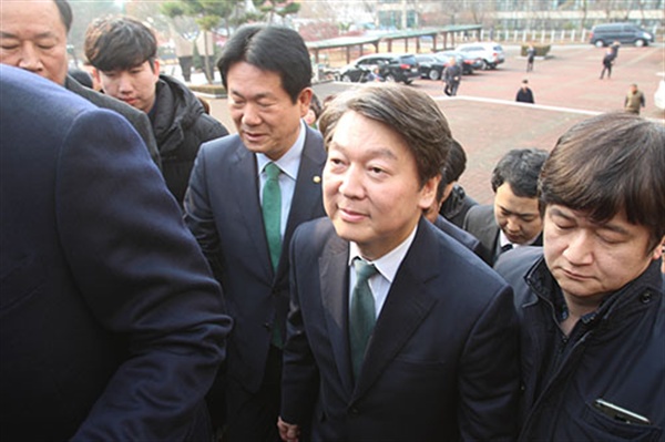 지난 10일 광주를 찾은 국민의당 안철수 당대표가 바른정당과의 통합을 주제로 한 토론회가 열리는 조선대학교 서석홀로 향하고 있다.