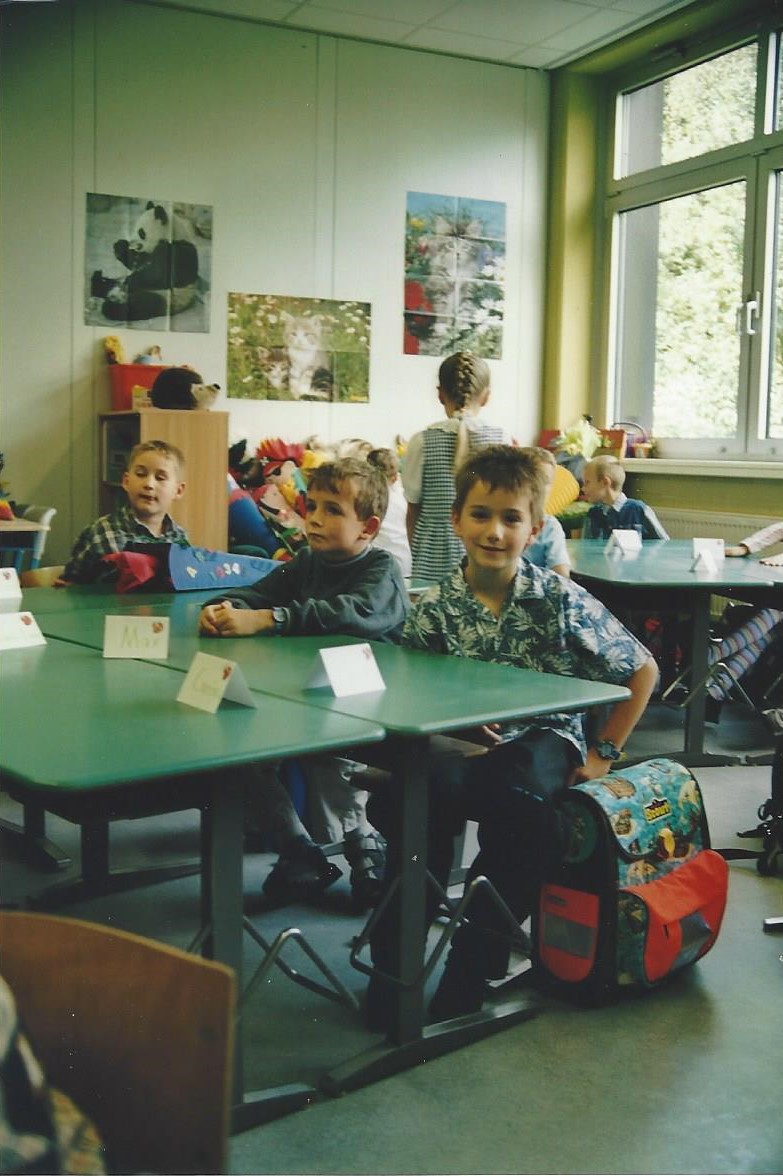 요나스 키칭거 씨가 초등학교 입학 첫날 교실에서 친구들과 함께 앉아 있는 장면.