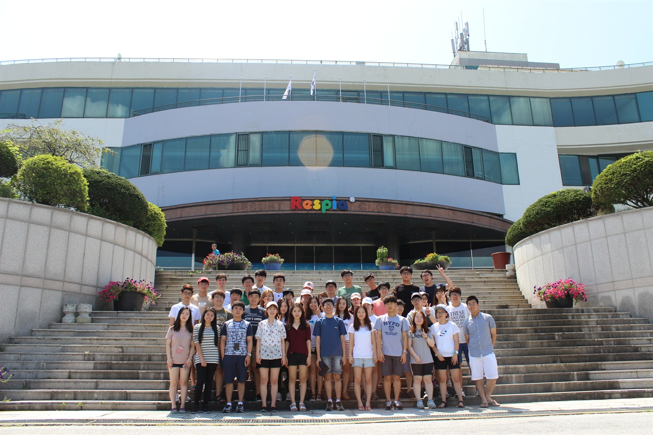 서울대 교환학생 시절 합창반 동아리 친구들과 촬영한 단체사진.