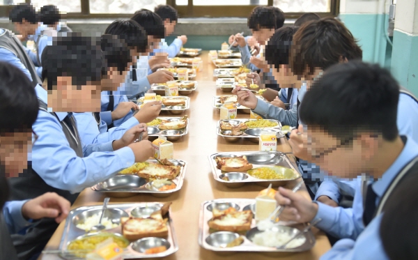 자료사진. 인천지역 학교의 급식 모습.