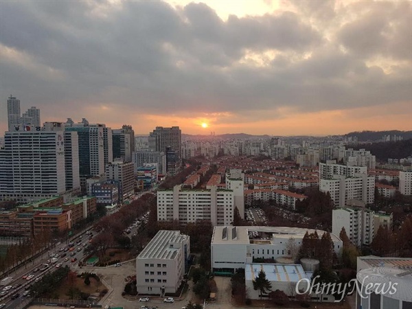 홍기탁씨가 굴뚝 위에서 스타플렉스쪽을 향해 찍은 사진