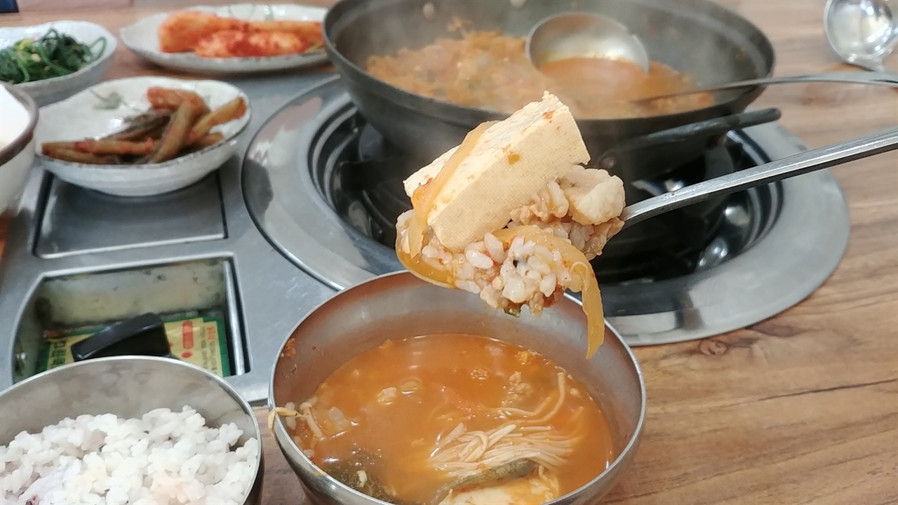 김치찌개는 된장찌개와 더불어 우리 국민들이 가장 즐겨먹는 요리다. 
