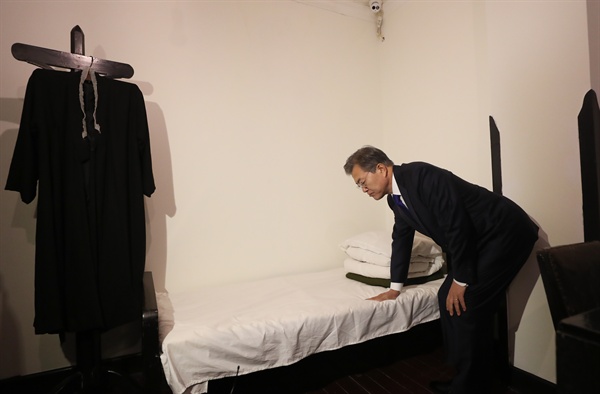 문재인 대통령이 16일 오전 중국 충칭시 대한민국 임시정부청사를 방문해 김구 선생이 사용하던 침대를 만져보고 있다.
