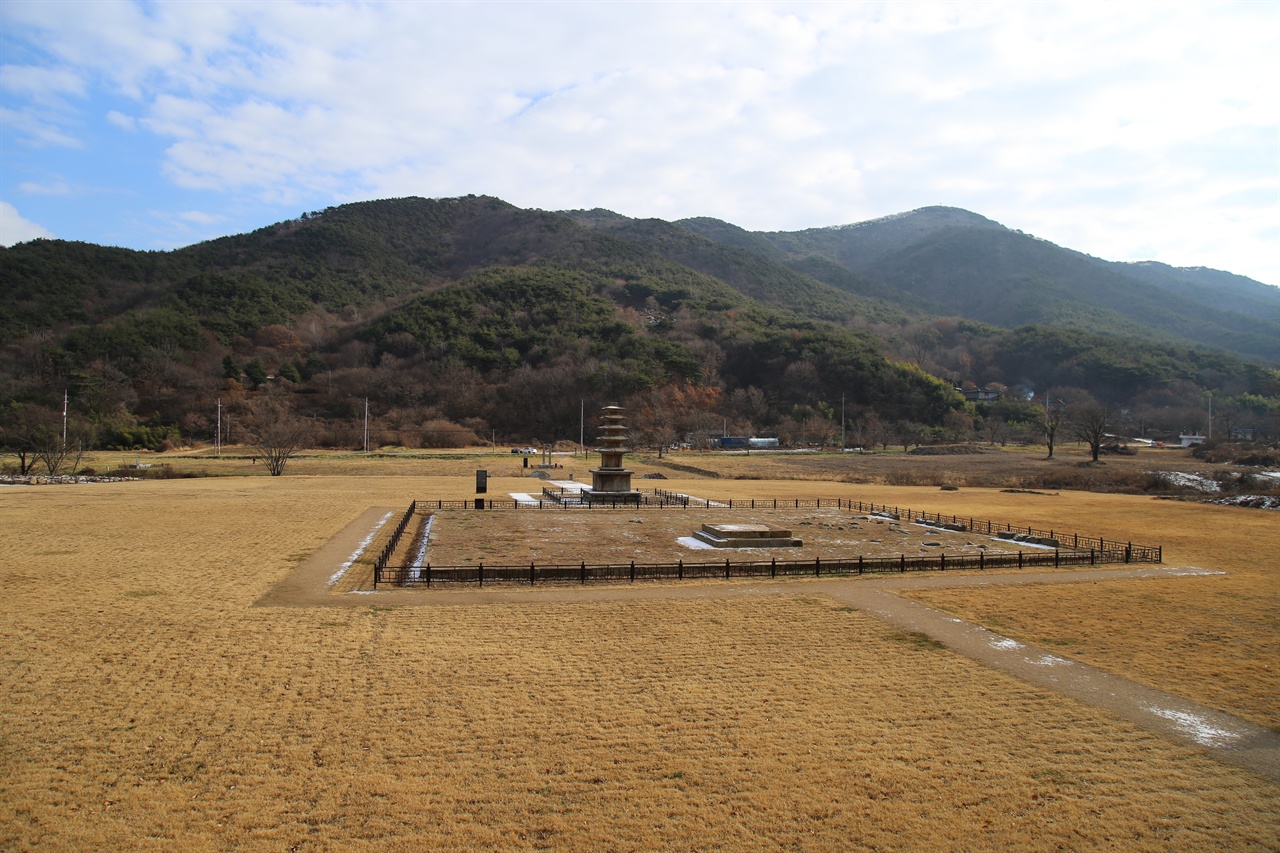 겨울 보원사지는 탑을 더욱 도드라지게 한다