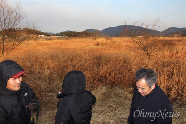  16일 대한하천학회와 경남환경연합, 낙동강네트워크가 낙동강 답사를 실시했다. 답사팀은 합천창녕보와 창녕함안보 사이 창녕 남지 쪽에 있는 송진쇠나루 공원의 습지를 살펴보고 있다.