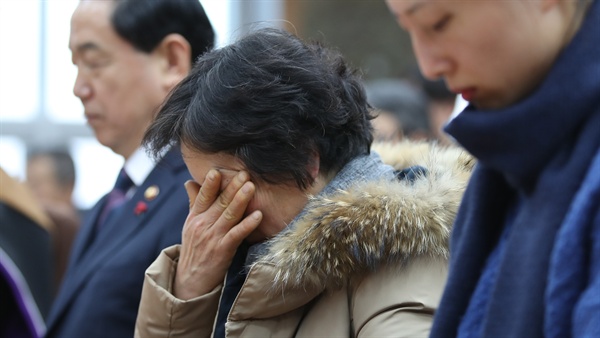  16일 오후 서울 동작구 중앙대학교에서 열린 고 백남기 동문 명예학사학위 수여식에서 부인 박경숙씨가 눈물을 훔치고 있다. 1968년 중앙대 행정학과에 입학한 백씨는 민주화 운동으로 1971년, 1975년 두 차례 제적당한 뒤 1980년 총학생회 부회장을 활동하다 계엄 포고령 위반으로 체포돼 징역형을 선고받고 중앙대에서 퇴학당했다. 