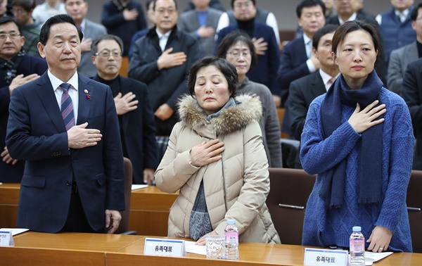 16일 오후 서울 동작구 중앙대학교에서 열린 故 백남기 동문 명예학사학위 수여식에서 김상곤 사회부총리 겸 교육부장관(왼쪽부터), 부인 박경숙씨, 딸 백도라지씨가 국민의례를 하고 있다.