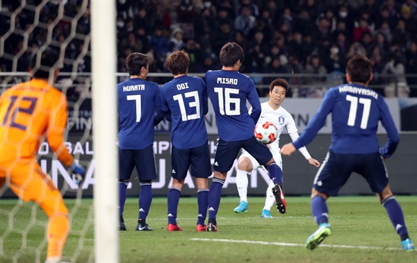  16일 오후 일본 도쿄 아지노모토 스타디움에서 열린 '2017 동아시아축구연맹(EAFF) E-1 챔피언십' 남자부 최종 3차전 한국 대 일본 경기. 염기훈이 왼발 프리킥으로 네번째 골을 성공시키고 있다. 