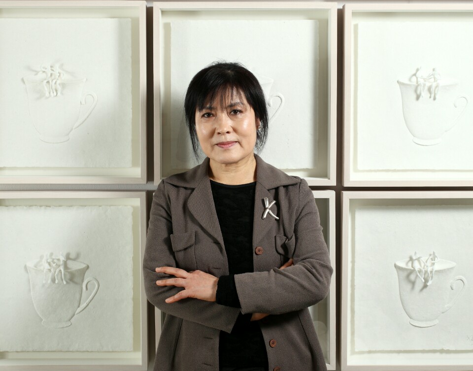 김영란 조각가가 그녀의  한지 조각작품 '소통' 앞에서 포즈를 쥐했다. 