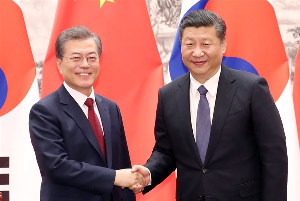 문재인 대통령과 시진핑 중국 국가주석이 지난 14일 오후 베이징 인민대회당 서대청에서 열린 MOU 서명식을 마치고 악수하고 있다. 